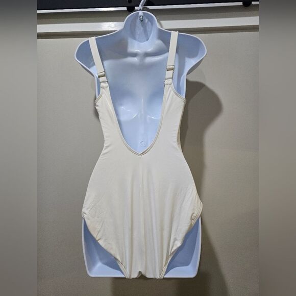 MICHAEL Michael Kors Grommet-Detail One-Piece Swimsuit NWOT Size 10 White - Picture 4 of 5
